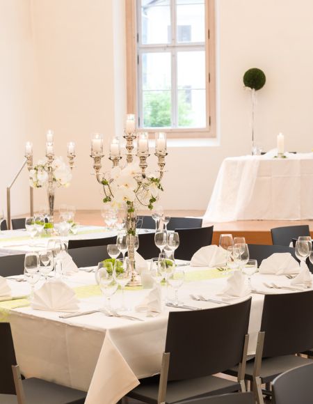 Der Salomon Sulzer Saal in Hohenems eingedeckt für eine Hochzeit.