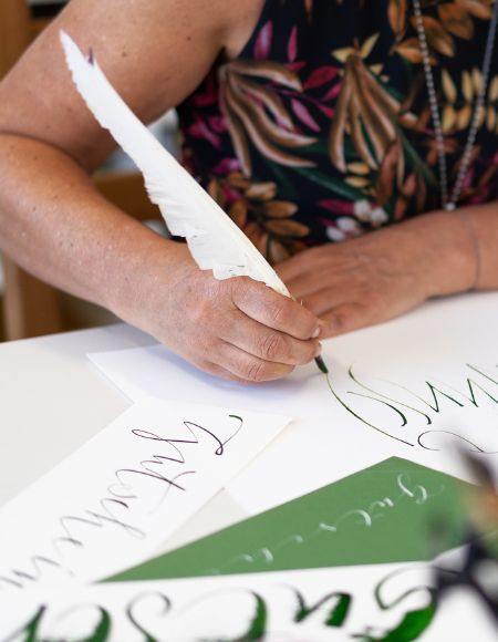 Creatives mit Herz schreibt gerade ein Hochzeitseinladung