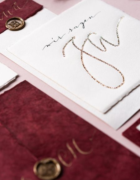 Creatives mit Herz zeigt Hochzeitspapeterie in Farbschema rot