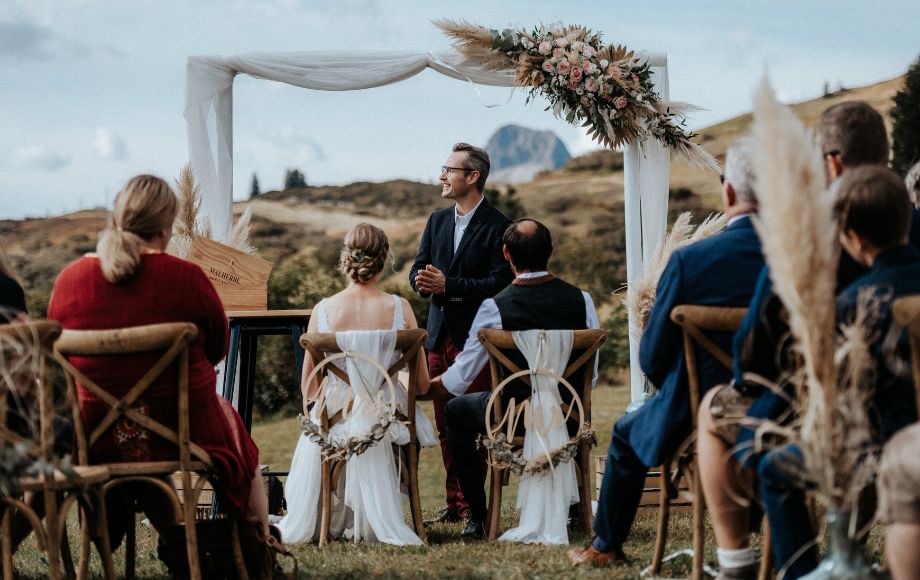 Trauredner Mike Metelko hält eine freie Trauung auf dem Berg.