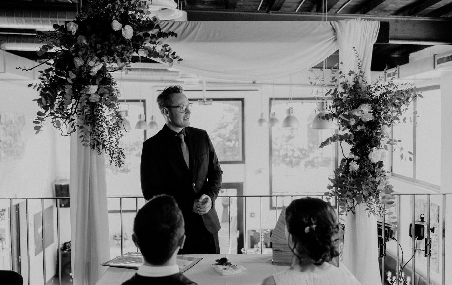 Trauredner Mike Metelko hält eine freie Trauung.