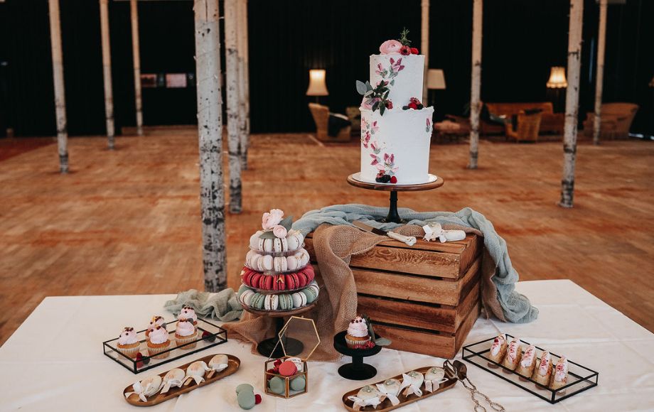 Auswahl an Macarons, diverse Törtchen, Muffins und Hochzeitstorte.