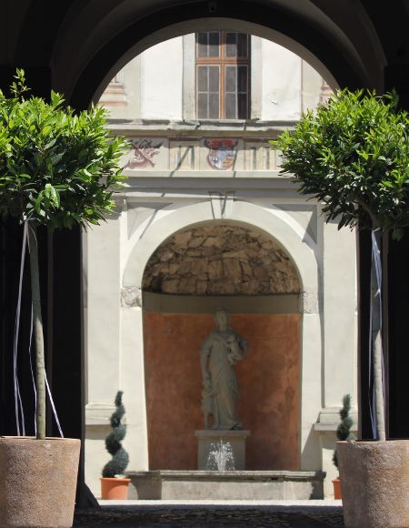 Palast Hohenems Hochzeit Innenhof mit Brunnen