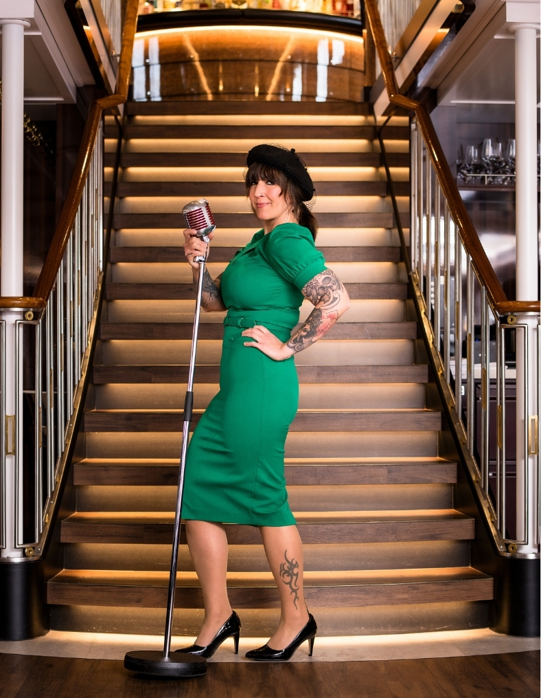 Einzelbild von Michaela in Bühnenoutfit